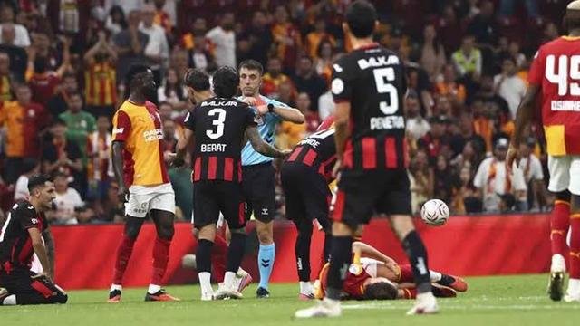 Süper Lig’de yeni sezonun ilk kırmızı kartı Alexandros Kyziridis’e çıktı