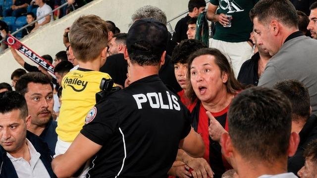 Gençlerbirliği-Fenerbahçe maçında tepki çeken görüntü! Minik taraftarın forması çıkartılmak istendi