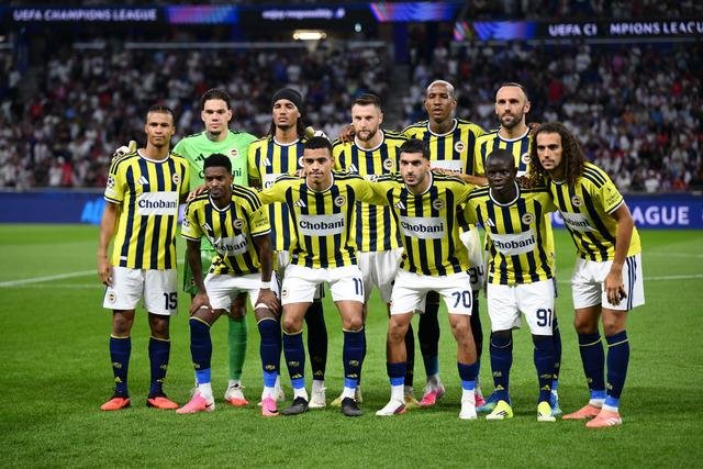 Lyon-Fenerbahçe maçı sonrası yazarlardan övgüler! “Aciz durumda bıraktılar”