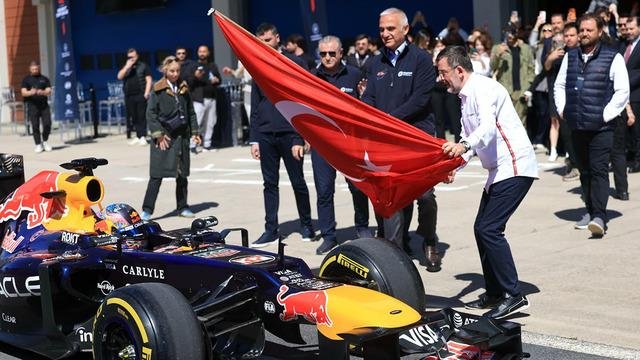 Bakan Ersoy müjdeyi verdi: İstanbul Park 2031’e kadar F1 takviminde