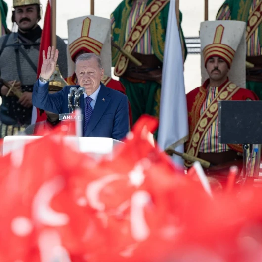 Cumhurbaşkanı Erdoğan Ahlat’ta vatandaşlarla buluştu: Gözler Malazgirt’teki tarihi törende