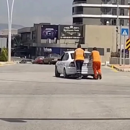 Yolda kalan sürücünün yardımına belediye temizlik personelleri koştu