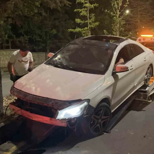 Niğde’de otomobil refüjdeki ağaçlara çarptı: İki kişi yaralandı