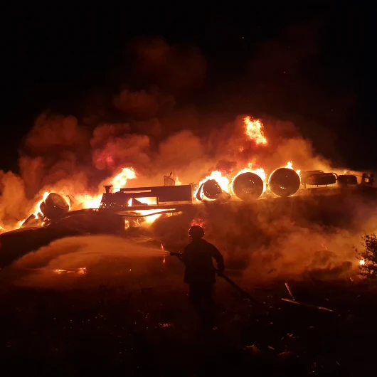 Çorum’da devrildikten sonra yanan tır kullanılamaz hale geldi