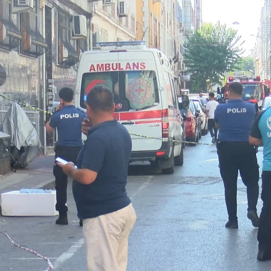 Fatih’te yıkımı yapılan bina çöktü: 2 işçi yaralandı