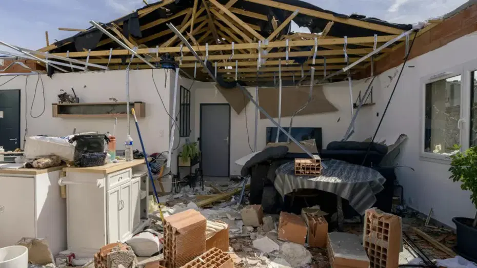 Fransa’da nadir görülen hortum felaketi. 39 yaralı, yüzlerce ev hasarlı