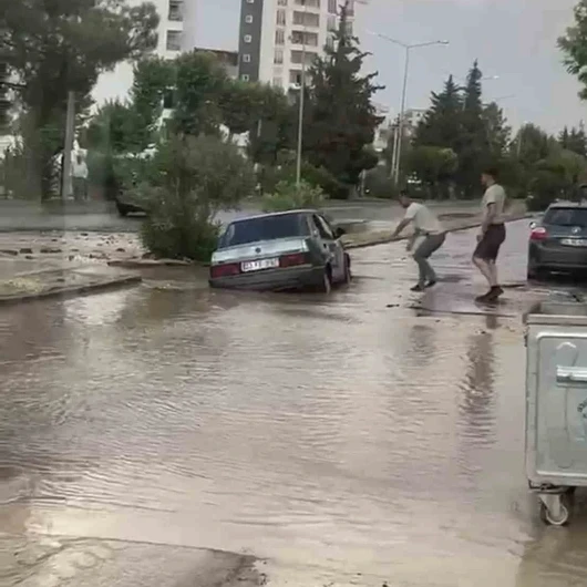 Seyir halinde kabusu yaşadılar: Otomobil bir anda çukurun içine düştü