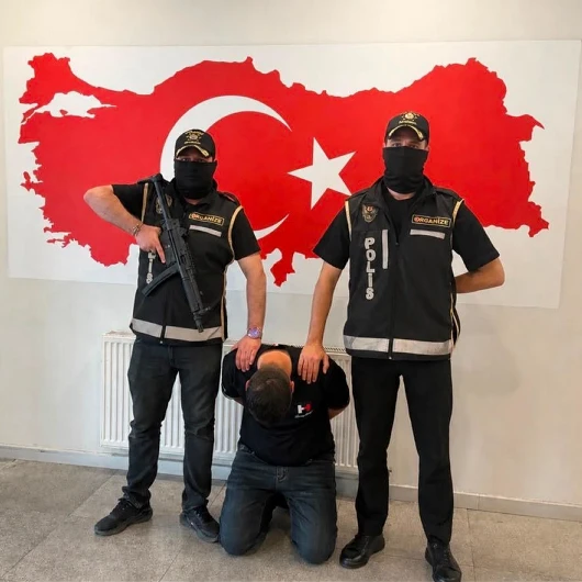 Azerbaycan’da yakalanan yeni nesil suç örgütleriyle irtibatlı şüpheli Türkiye’ye getirildi