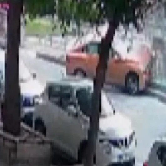 Kontrolden çıkan otomobil tramvay durağına daldı