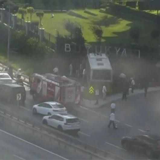 Zeytinburnu’nda İETT otobüsü sitenin bahçe duvarına çarptı: Yaralılar var