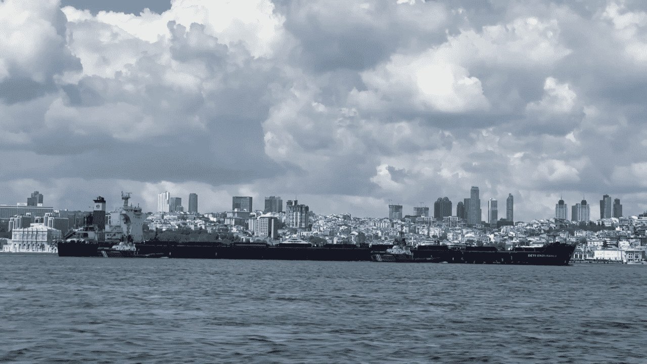 İstanbul Boğazı 289 metrelik gemi için kapatıldı