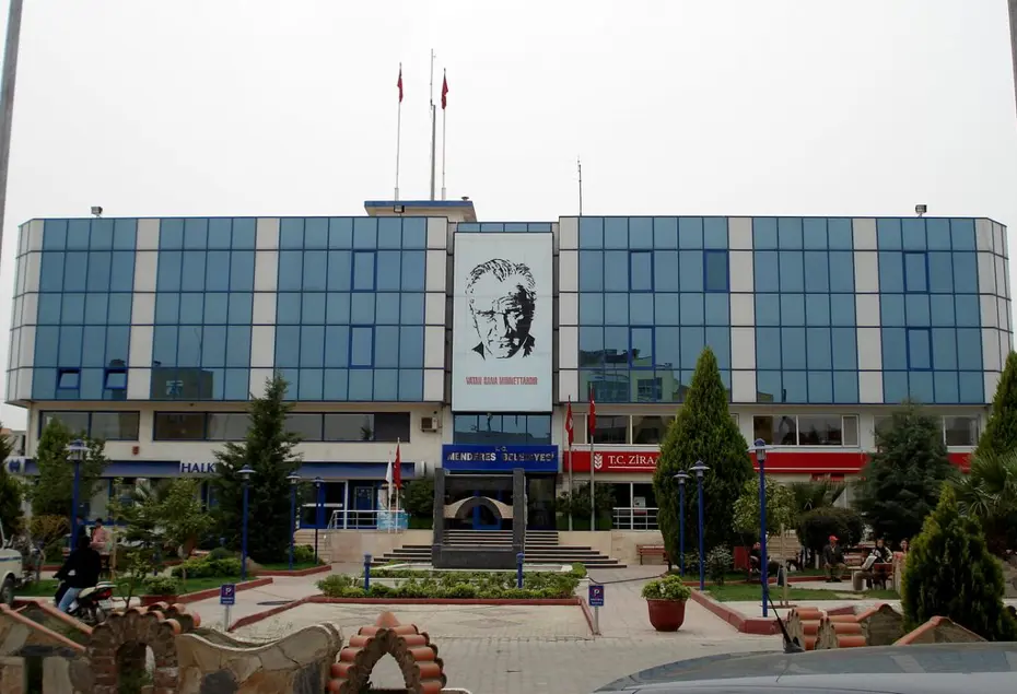 Menderes Belediyesi’ne operasyon. Başkan İlkay Çiçek dahil 21 kişi gözaltında