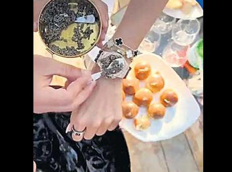 Yalıkavak’ta görgüsüzlük! ‘Rolex’ üzerine havyar döküp yediler