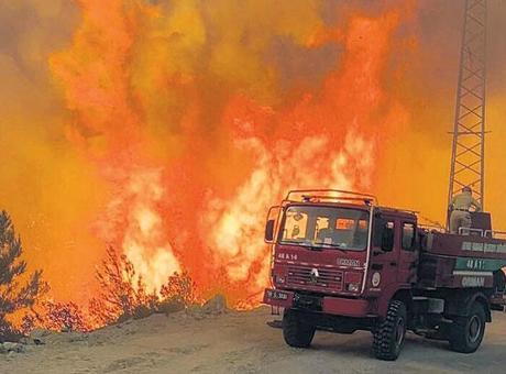 Türkiye, dört koldan yangınlarla mücadele ediyor: Can pahasına müdahale