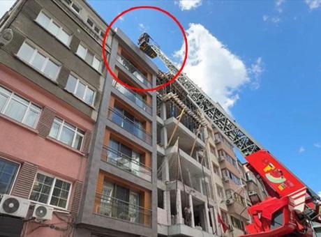 Herkes intihar sandı! Çıplak şekilde çatıya çıktı, itfaiyeye verdiği yanıt pes dedirtti