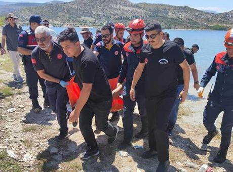 Uzaktan kumandalı yemleme botunu kurtarmak için suya girdi, balçığa saplanıp öldü