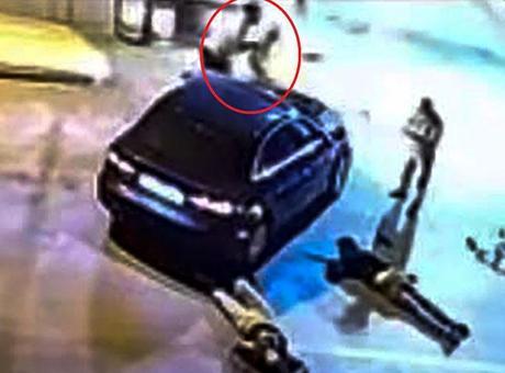 Mersin’de korkunç olay! Otomobiliyle motosiklete çarptı, kaputtaki çocuğu indirip yaralıları ezerek kaçtı
