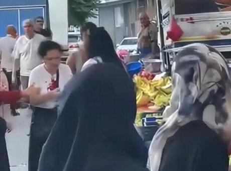 Beyoğlu’nda semt pazarında akılalmaz olay! Meyve-sebze seçme tartışması kanlı bitti