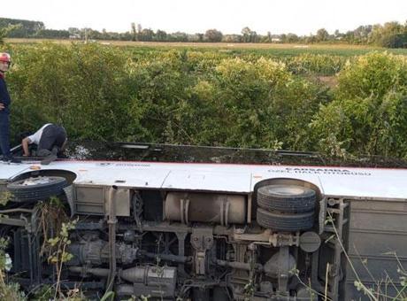 Samsun’da özel halk otobüsü şarampole devrildi: 21 kişi yaralandı