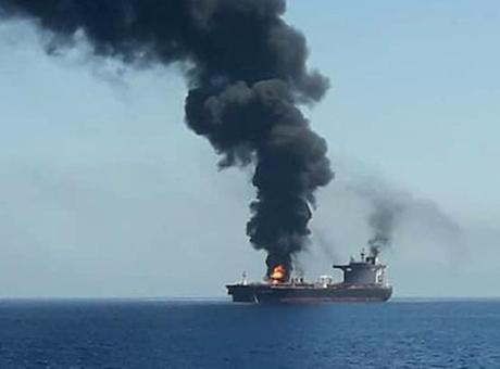 Umman açıklarında seyreden tanker yakınında şüpheli patlama! ‘Saldırı girişimi olabilir’