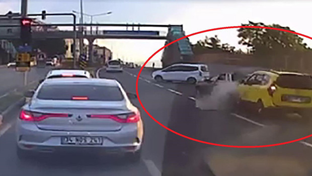 Tam bir trafik canavarı! Zincirleme kazanın görüntüsü ‘pes’ dedirtti
