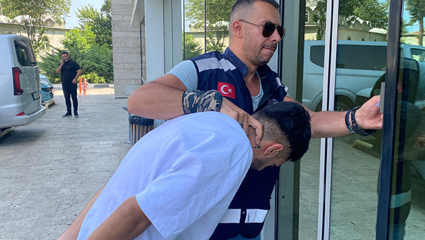 Yemek kepçesi ile genç kıza kabusu yaşattı