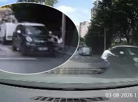 İstanbul’da kayan otomobili eliyle durdurdu! Şaşkına çeviren anlar kamerada
