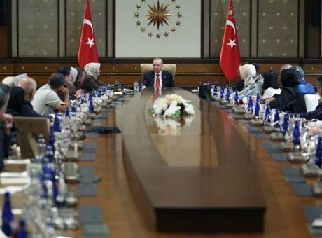Cumhurbaşkanı Erdoğan, okul saldırısında hayatını kaybeden öğrencilerin aileleriyle görüştü