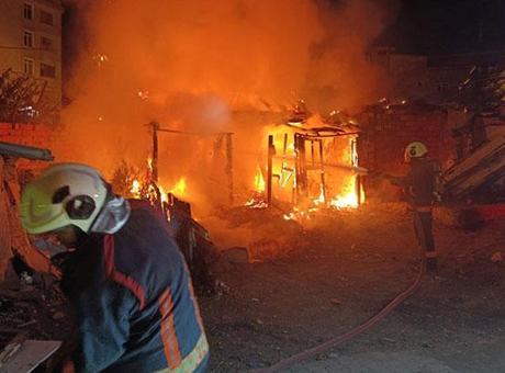 Edirne’de tek katlı metruk ev alev alev yandı