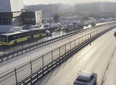 Son dakika… Küçükçekmece’de otomobil, İETT otobüsüne çarptı! 3 kişi hayatını kaybetti