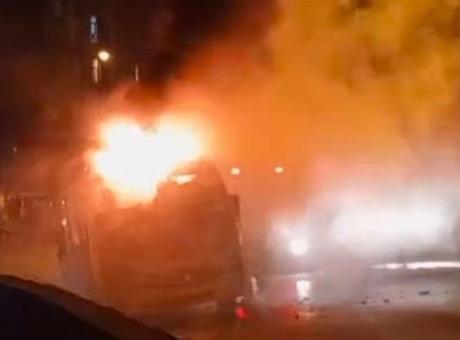 Kartal’da minibüs yangını! Peş peşe patlamalar yaşandı