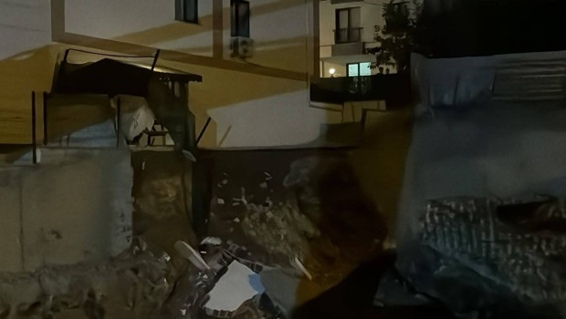Çekmeköy’de istinat duvarı yıkıldı! 5 katlı bina boşaltıldı