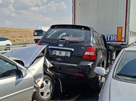 Karayolunu duman kapladı! 13 araçlık zincirleme kaza