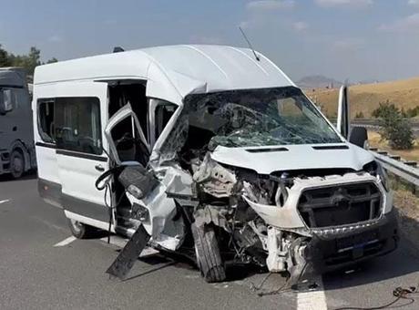 Ankara’da minibüs TIR’a çarptı: 7 yaralı