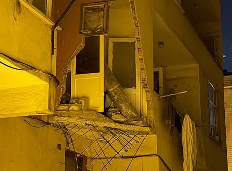 Güngören’de 5 katlı binanın balkonu çöktü; bina sakinleri tahliye edildi