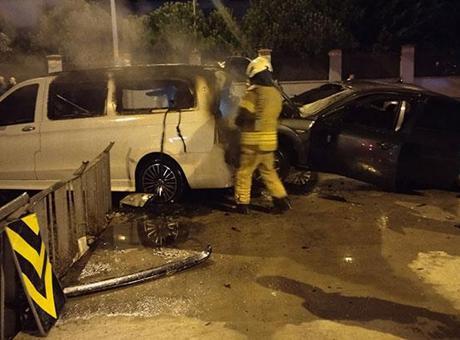 Sultanbeyli’de kaza yapan otomobil alev aldı! Sürücü ve araç sahipleri arasında tartışma çıktı