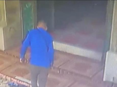 Fatih’te camide 450 bin liralık hırsızlık! Namaz kılarken çantasını çaldılar: Güvenlik kamerası her şeyi kaydetti