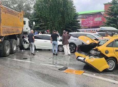 Erzurum’da feci kaza! 10 araç birbirine girdi: 5 yaralı