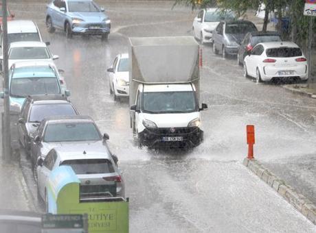 Erzurum’da 10 dakikalık sağanak hayatı felç etti