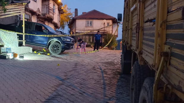 Tartıştığı husumetlilerine tabancayla ateş açtı: 2 ölü