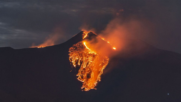 Etna Yanardağı’nda patlama: İtalya’nın Katanya Havalimanı’nda uçuşlar durduruldu