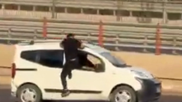 Kavga ettiği kardeşinin aracına tutunup, camdan içeri girmeye çalıştı! O anlar kamerada
