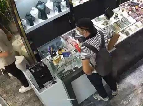 Kuyumcuda 580 bin liralık bilezik hırsızlığı! Kaçarken kapıya çarptı, esnaf peşine düştü