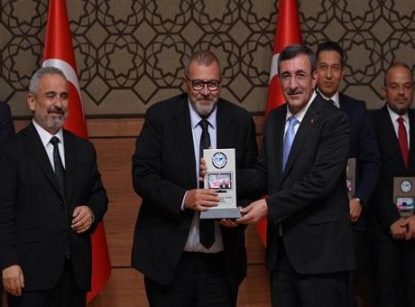 Anadolu Medya Ödülleri sahiplerini buldu! Yılın Gazete Genel Yayın Yönetmeni Ödülü Özay Şendir’e