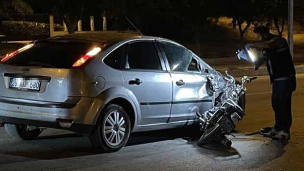 Motosiklet otomobile ok gibi saplandı: 1 ölü, 1 yaralı
