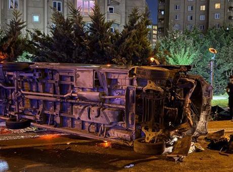 Makas atan minibüs zincirleme kazaya neden oldu: 1 ölü, 5 yaralı