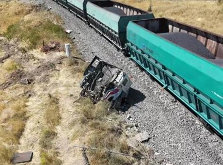Malatya’da yük treni hemzemin geçitte kamyona çarptı! 1 kişi yaralı