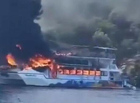 Son dakika… Fethiye’de koydaki tekne alev aldı! 115 yolcu suya atladı