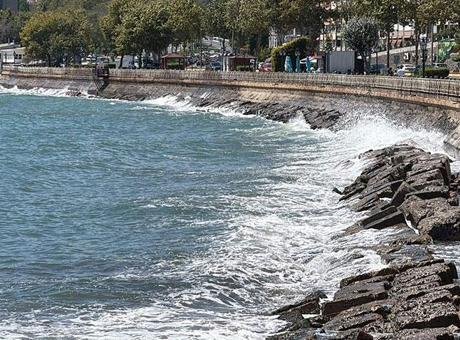 Fırtına Tekirdağ’ı vurdu! Uçuşlar iptal, denize giriş yasak