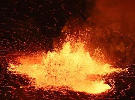 Dünyanın en aktif yanardağlarından biri 53’üncü kez patladı! ‘150 metre yüksekliğe ulaştı’